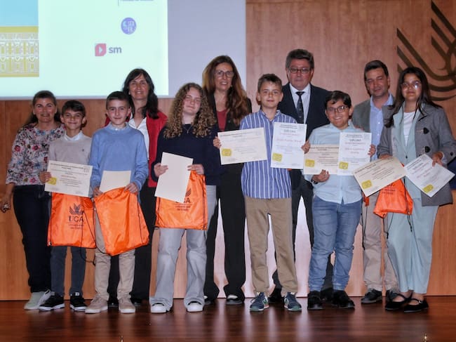 El delegado territorial de Desarrollo Educativo y Formación Profesional, Universidad, Investigación e Innovación en Cádiz, José Ángel Aparicio, junto al alumnado premiado en las Olimpiadas Matemáticas SAEM Thales en Cádiz