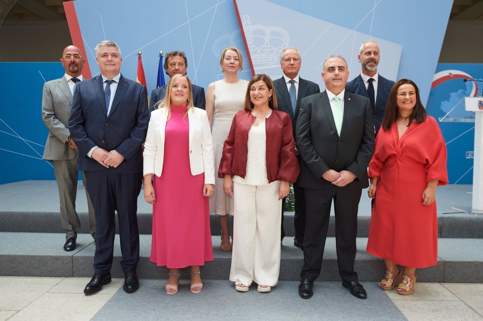 La presidenta de Cantabria, María José Sáenz de Buruaga, con los nueve consejeros de su Gobierno, en una imagen de archivo.