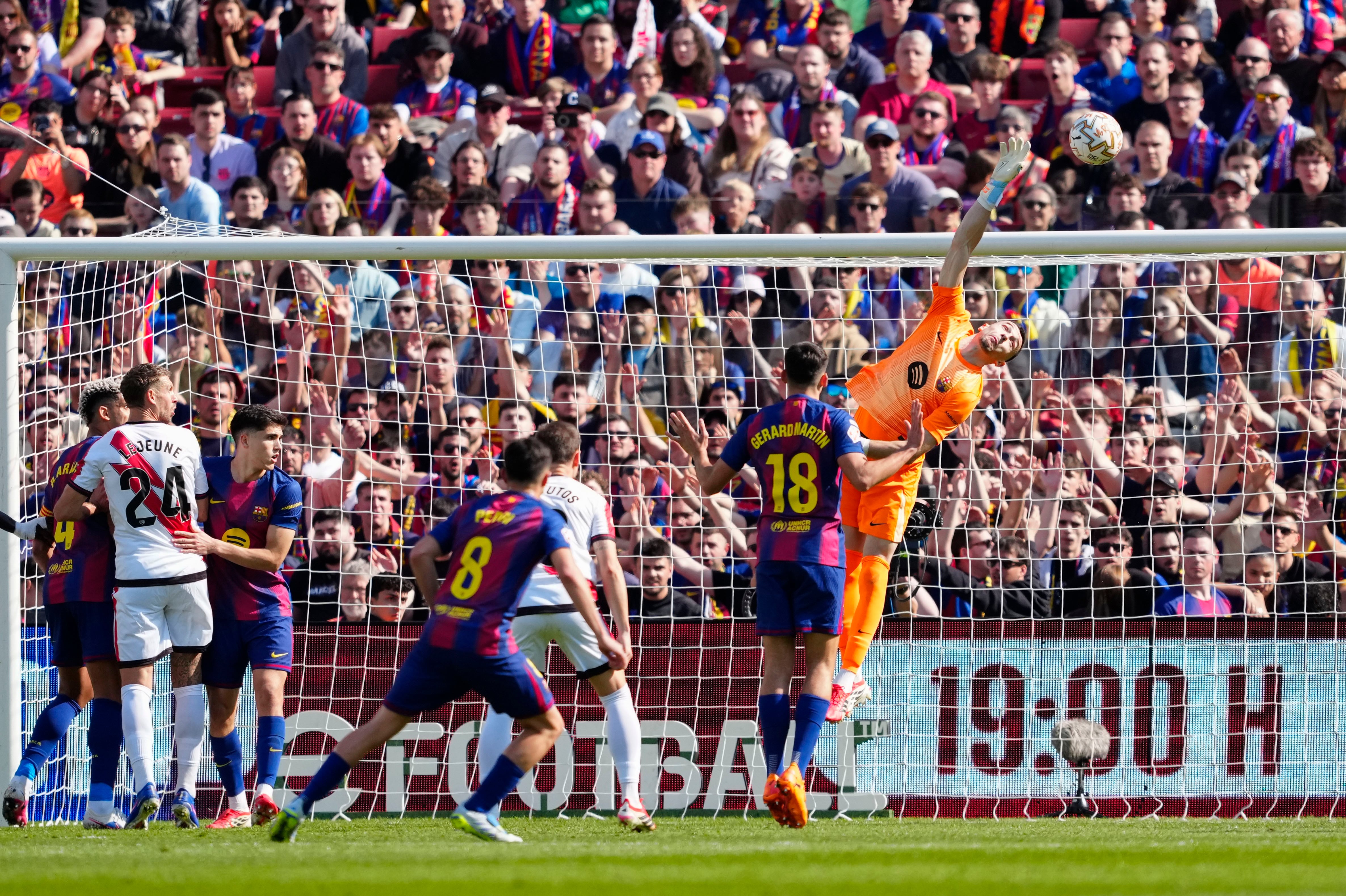 BARCELONA, 22/03/2026.- El portero del FC Barcelona Joan García durante su partido de la jornada 29 de LaLiga EA Sports en el Camp Nou entre el Barcelona y el Rayo Vallecano, este domingo. EFE/ Alejandro Garcia