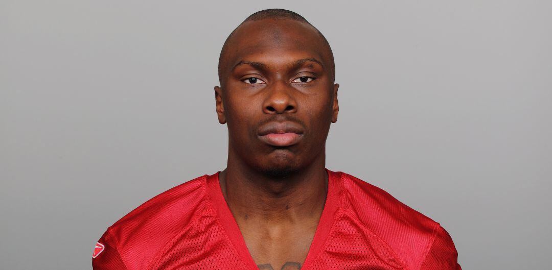 Phillip Adams posa en una foto oficial con lo San Francisco 49ers