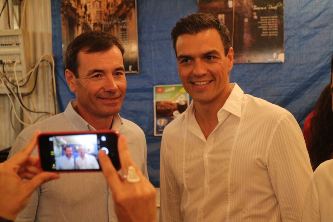 Pedro Sánchez, que acababa de convertirse en Secretario General del PSOE,  y Tomás Gómez, aún entonces Secretario General del PSOE de Madrid, en un acto en Alcalá de Henáres en 2014.