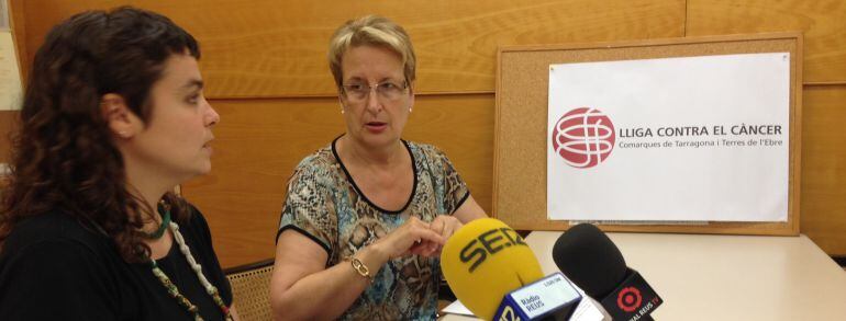 La delegada de la Lliga Contra el Càncer a Reus (dreta), amb la doctora Anna Fité.