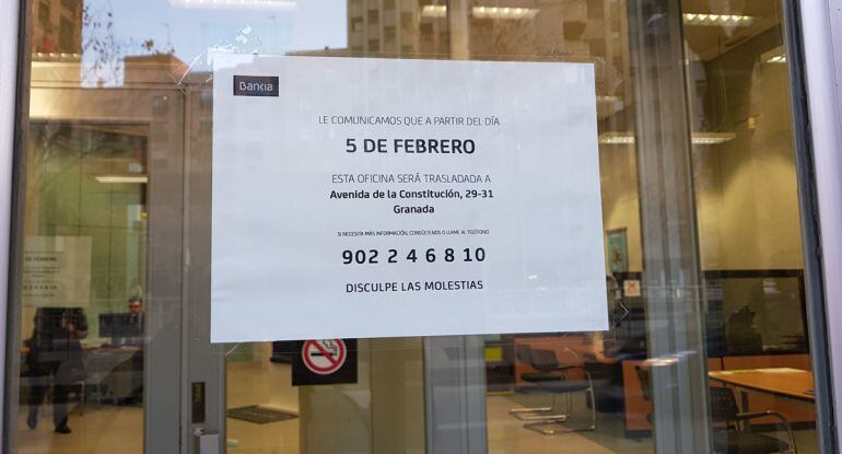 Aviso de cierre en una de las oficinas de Bankia en Granada
