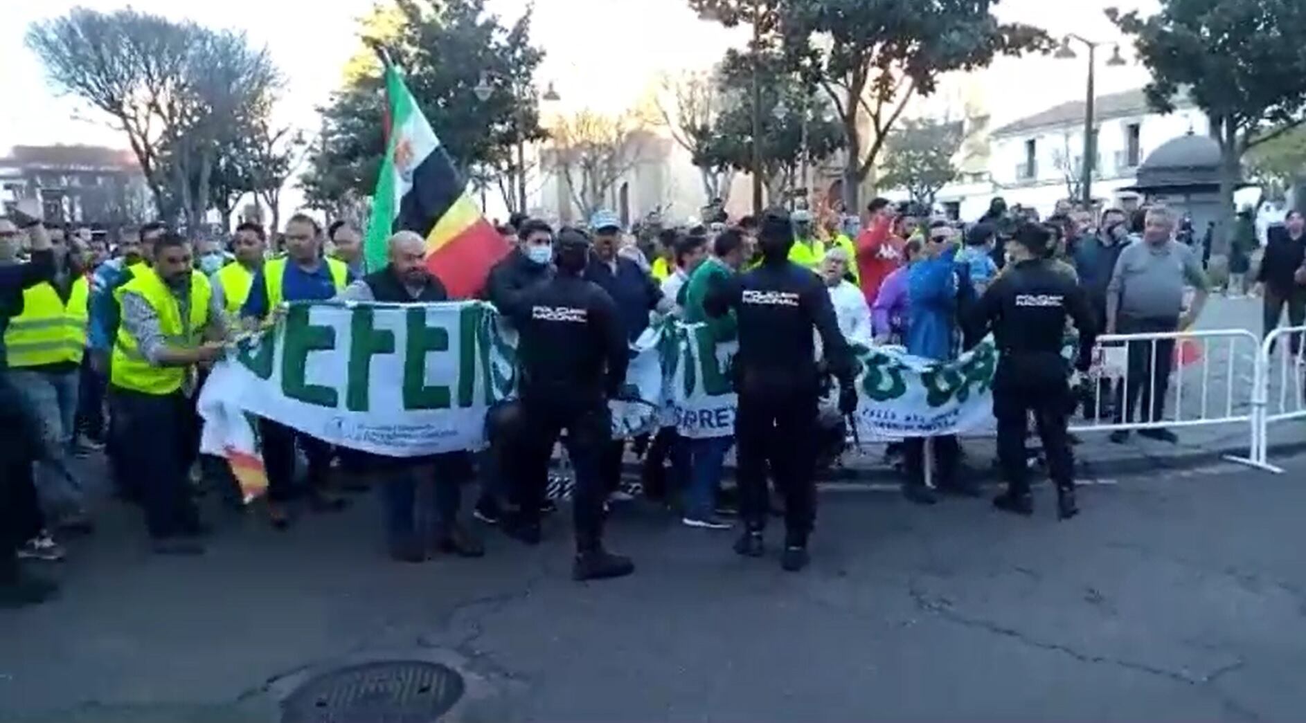 Momentos de tensión en la Plaza de España de Don Benito entre agricultores y policía