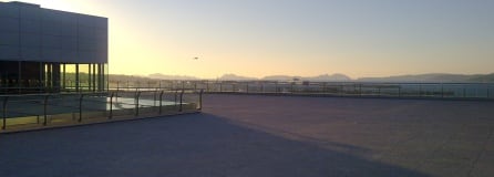 Terraza del auditorio MAR DE VIGO con las Islas Cies al fondo