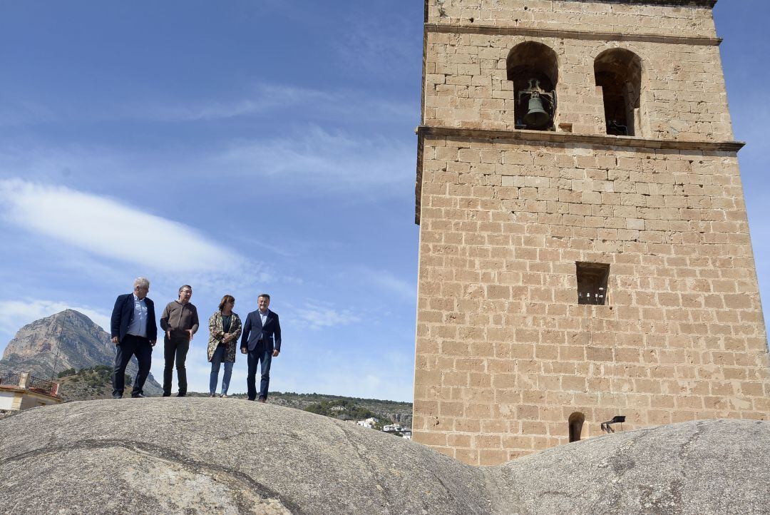 Visita de la directora general de Cultura y Patrimonio a la iglesia de San Bartolomé de Xàbia.