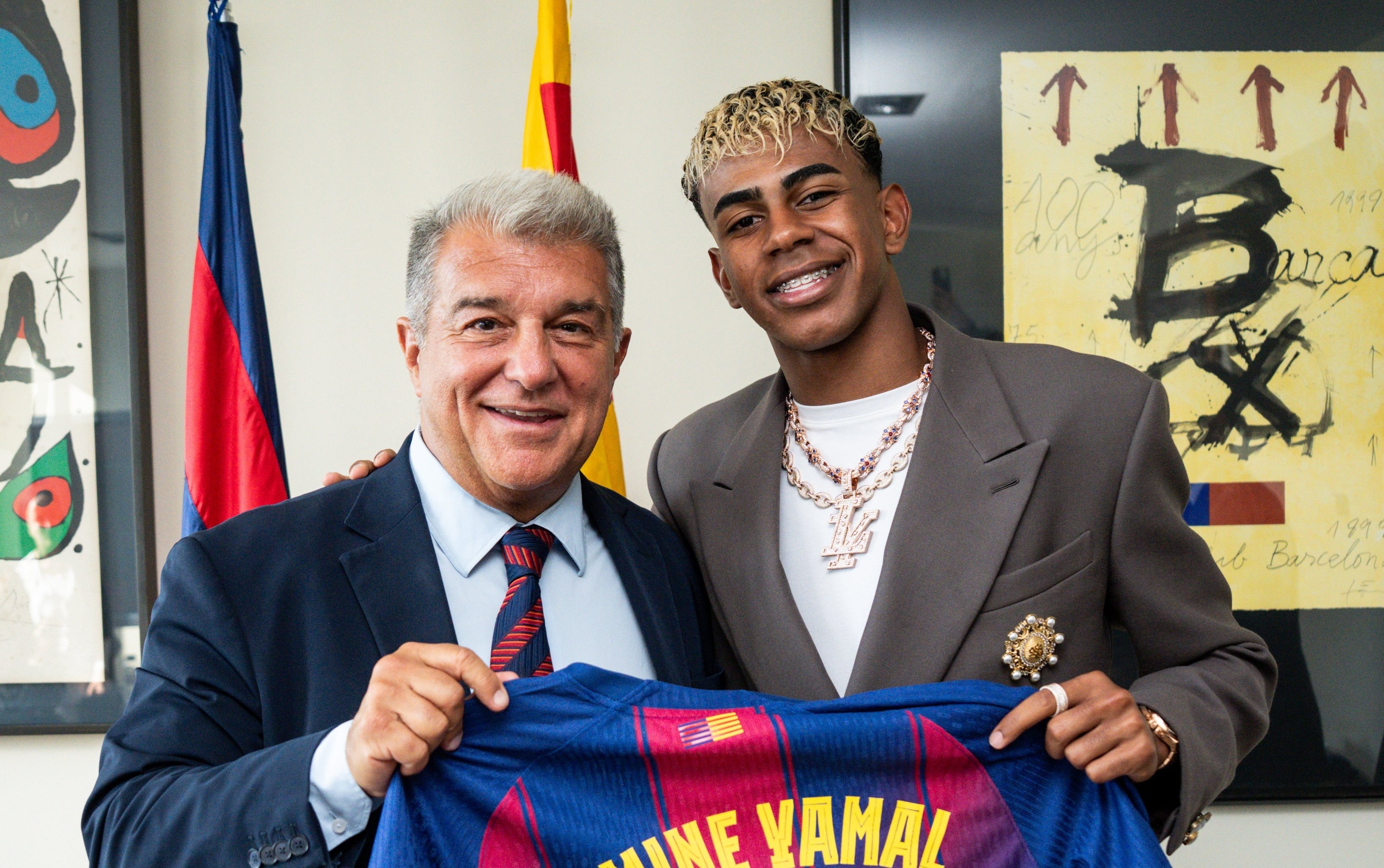Joan Laporta y Lamine Yamal posan tras sellar el acuerdo para la renovación del futbolista