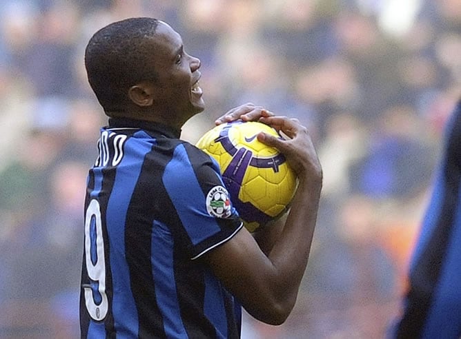 Eto&#039;o abraza el balón