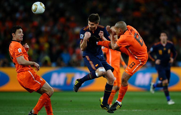 Entrada de De Jong sobre Xabi Alonso