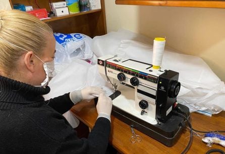 Charo, vecina de Bullas cosiendo batas en su casa para los profesionales sanitarios