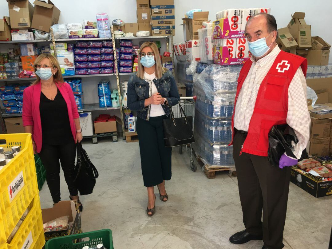 Visita de la alcaldesa a Cruz Roja Petrer 