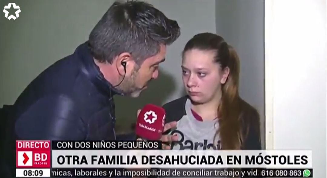 El periodista José Antonio Masegosa entrevistando a Raquel, la madre de la familia desahuciada