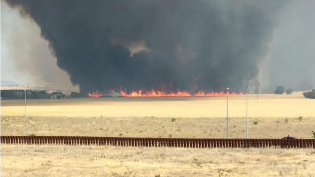 El fuego se encuentra muy cercano a Plhus y habría afectado ya a alguna nave agrícola o granja