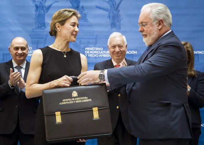 Isabel García Tejerina ha recibido este martes la cartera de ministra de Agricultura, Alimentación y Medio Ambientedel a manos de su predecesor en el cargo, Miguel Arias Cañete