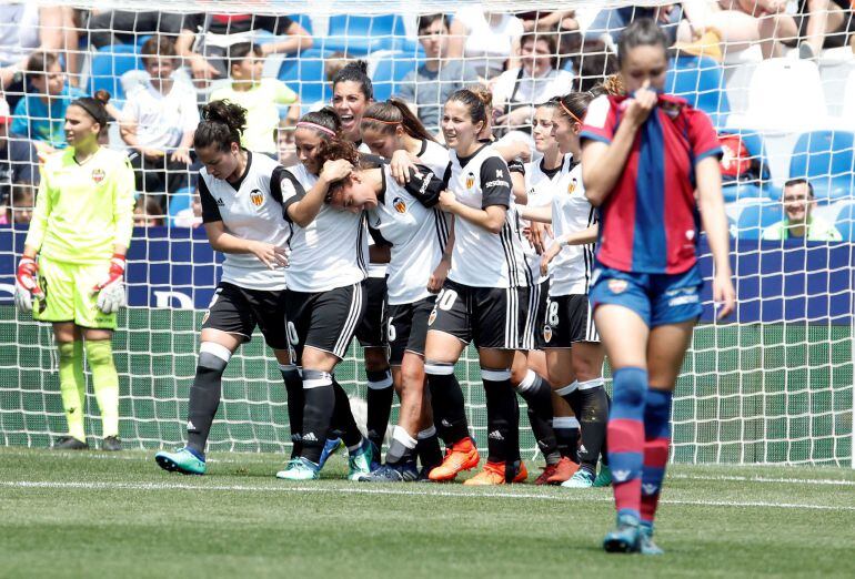 GRAF4738. VALENCIA, 28042018.- Las jugadoras del Valencia celebran el gol contra el Levante durante el encuentro correspondiente a la jornada 28 de la Liga Iberdrola disputado hoy en la Ciudad Deportiva de Buñol .EFE Juan Carlos Cárdenas