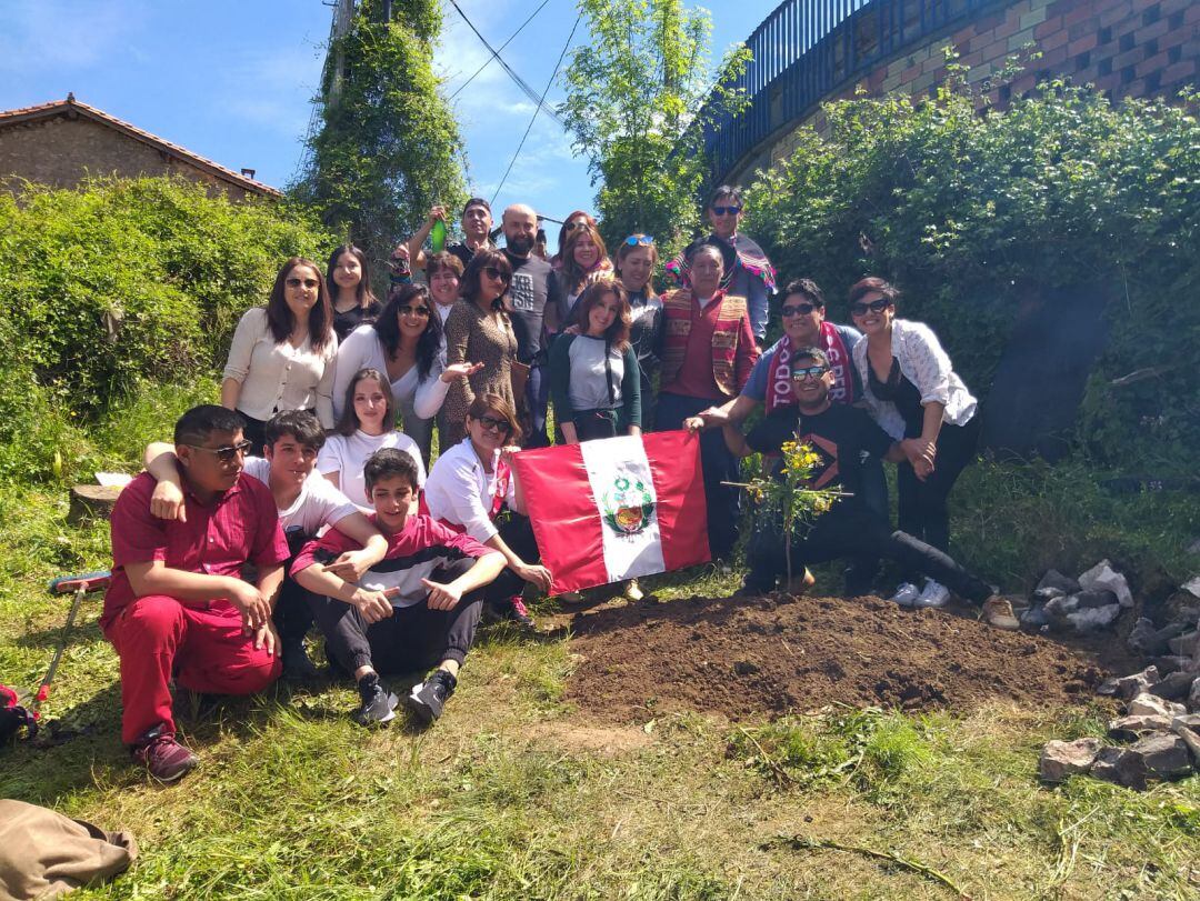 Foto de los participantes en la fiesta gastronómica en las faldas del Udalaitz