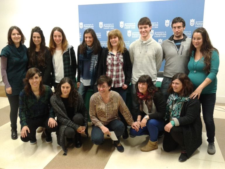 Representantes de las asociaciones Bideberri y Yoar posan con la concejala de Acción Social, Edurne Eguino