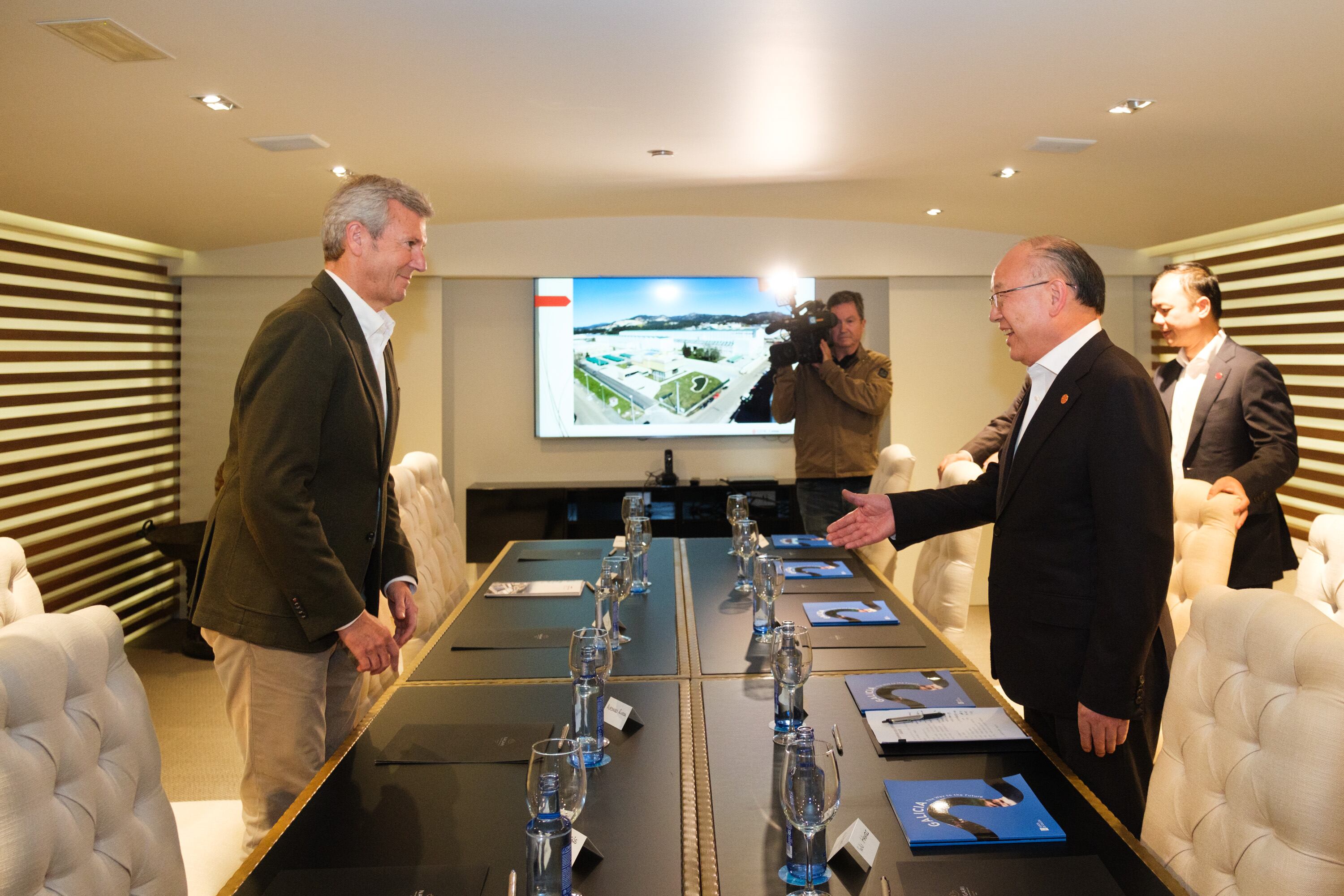 El presidente da Xunta, Alfonso Rueda, acompañado pola conselleira de Economía e Industria, Mª Jesús Lorenzana, reúnese co presidente e membros da directiva do CITIC Group. 