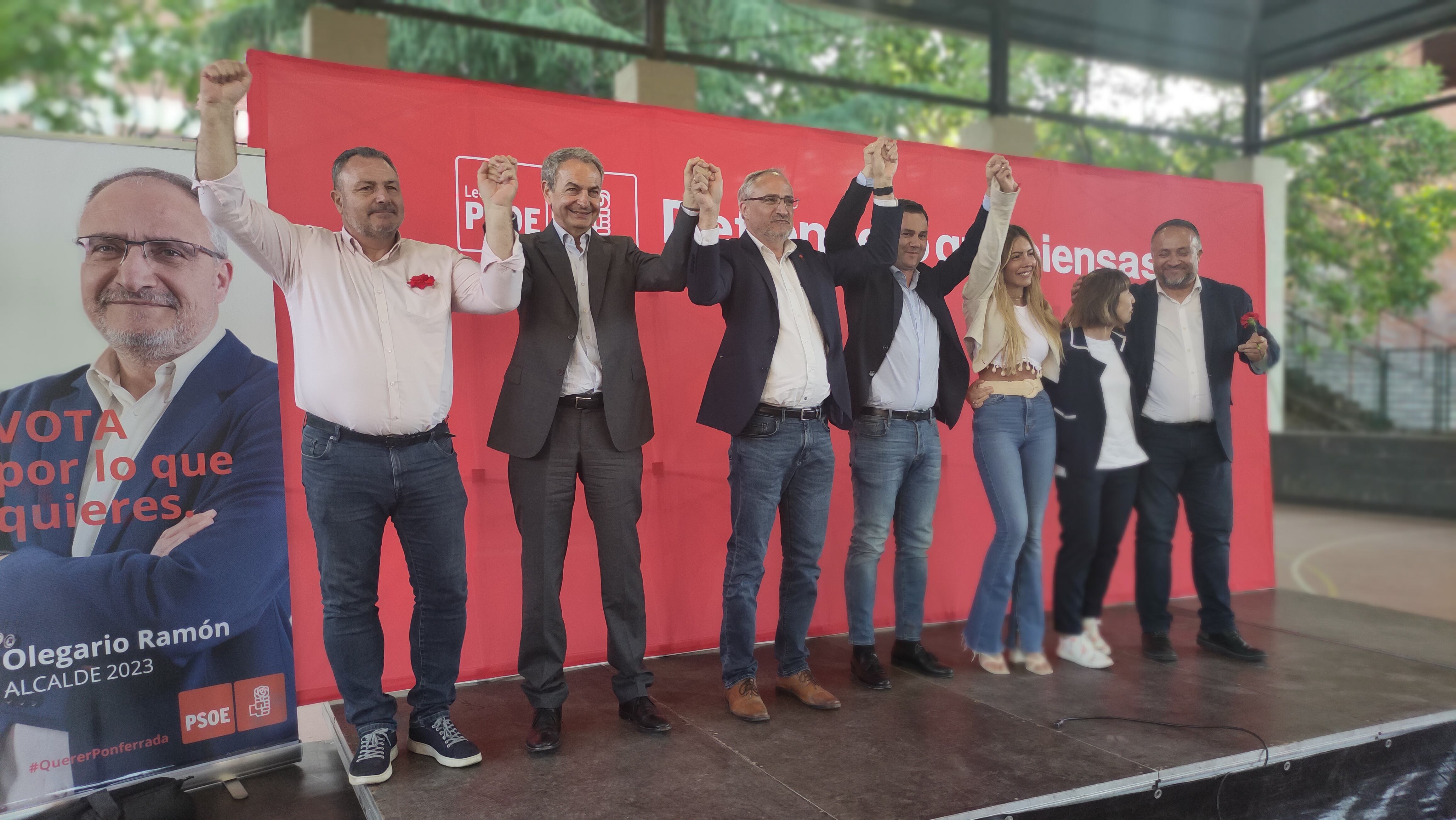 José Luis Rodríguez Zapatero junto a cargos orgánicos del partido y miembros de la candidatura en Ponferrada