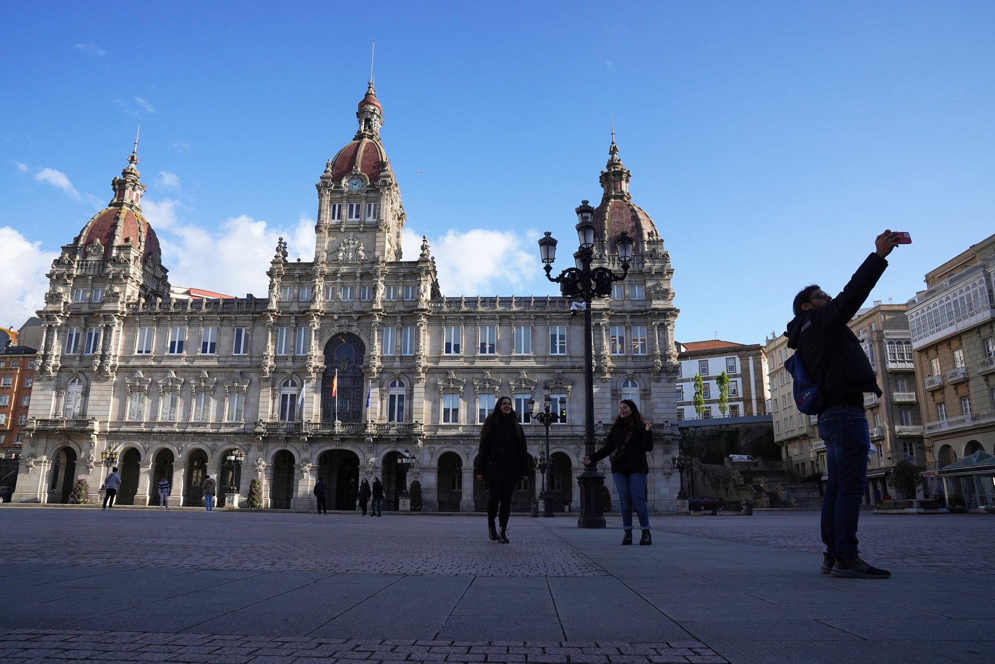 Un hombre se echa un selfie en la Plaza de María Pita de A Coruña, a 8 de abril de 2022, en A Coruña, Galicia (España). A Coruña es una ciudad para pasear y disfrutar, con playas en pleno centro y, presidido por la Torre de Hércules, un largo Paseo Marítimo que la rodea casi por completo. En las costas de A Coruña, ciudad abierta al Atlántico, recalaron celtas, fenicios y romanos. Desde entonces ha sido atacada por piratas normandos o la Armada Invencible y fue la única ciudad que opuso resistencia a la invasión francesa. Dos siglos y tras un desarrollo económico, urbanístico y cultural, A Coruña es una de las ciudades más cosmopolitas de España.
CIUDAD DE A CORUÑA - PLAZA DE MARÍA PITA
Álvaro Ballesteros / Europa Press
05/04/2022