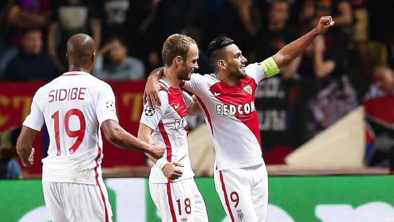 El Jugador del Mónaco Radamel Falcao García celebra con sus compañeros un gol en la Champions al CSKA de Moscú.