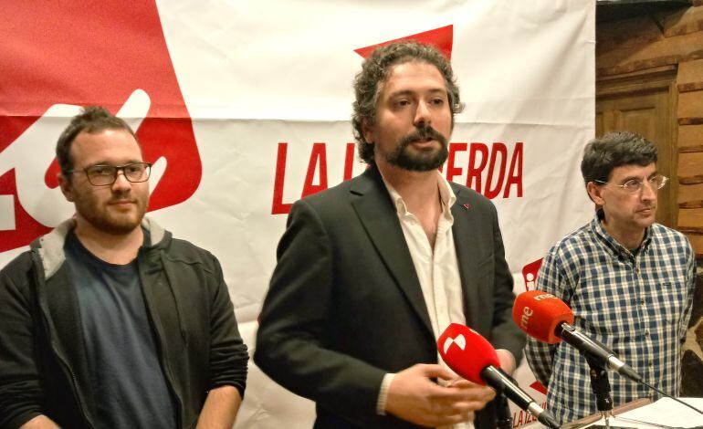 José Sarrión entre los dirigentes locales de IU, Jorge García (izda) y Fernando Sáiz