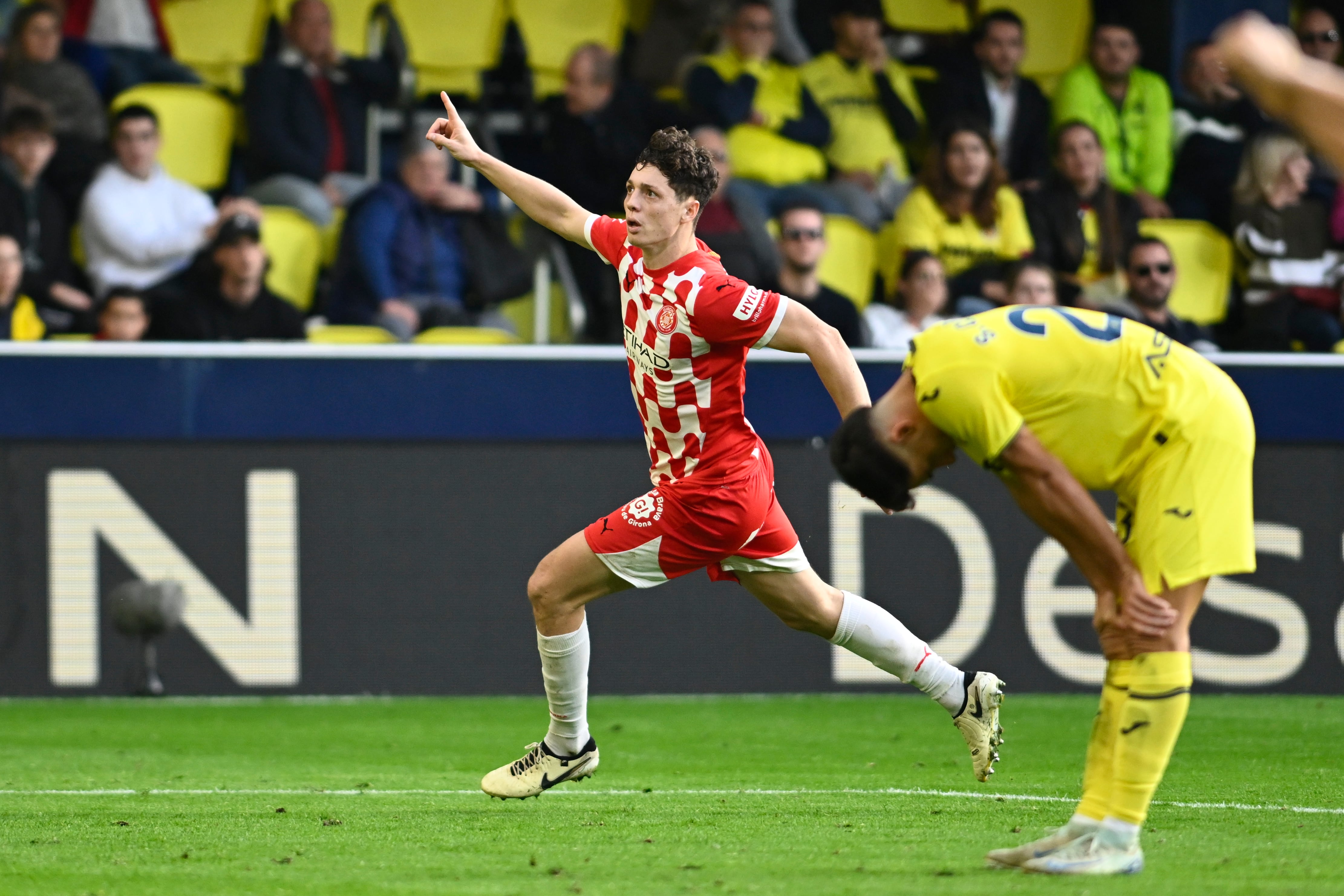 VILLARREAL (CASTELLÓN), 01/12/2024.- El defensa checo del Girona Ladislav Krejci celebra el segundo gol de su equipo, durante el partido de LaLiga entre el Villarreal y el Girona FC disputado este domingo en el estadio de La Cerámica en Villarreal. EFE/ Andreu Esteban
