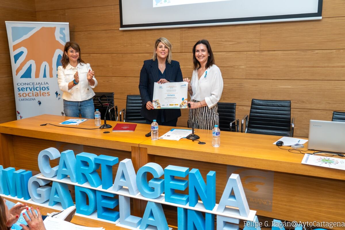 La alcaldesa de Cartagena, Noelia Arroyo, junto a la presidente de UNICEF en la Región de Murcia, Carolina Olivares.