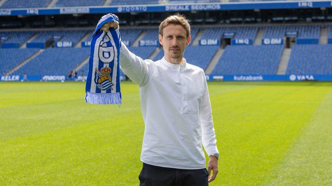 Monreal sostiene una bandera de la Real en el Reale Arena