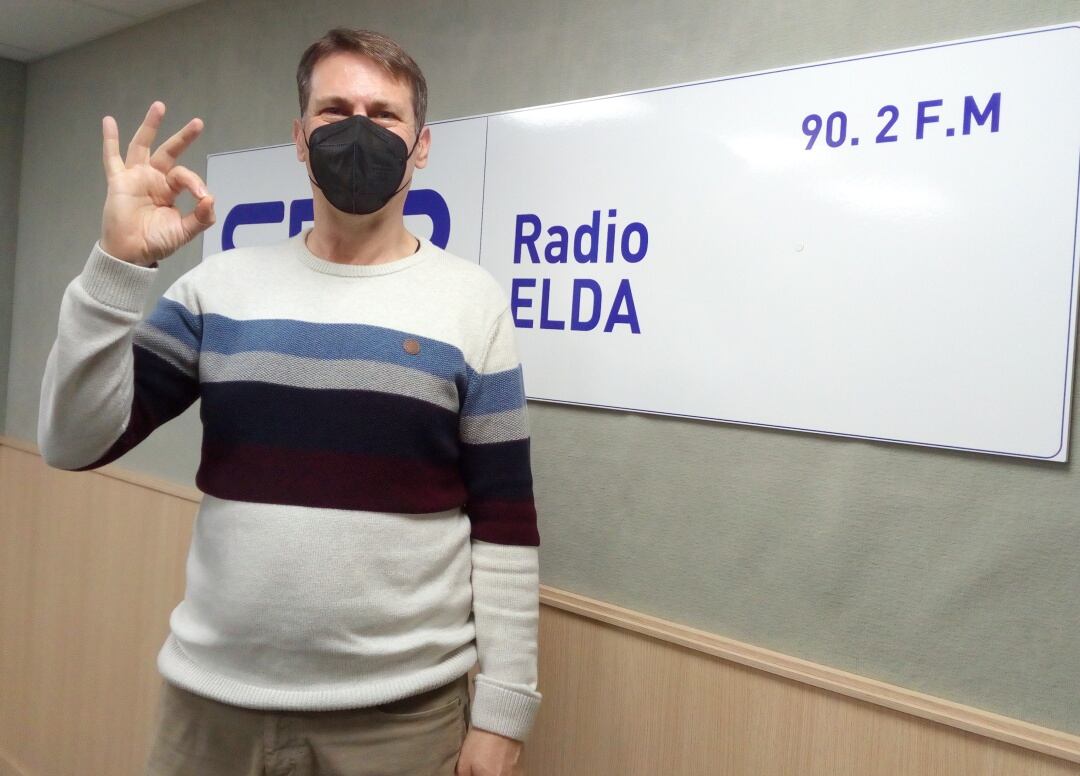 El profesor de saxofón Jº Carlos Luján, en el estudio de Radio Elda Ser