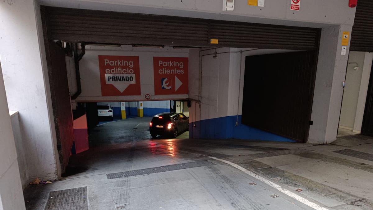 Dos coches calcinados en un incendio en un garaje de José Luis Pérez Cepeda