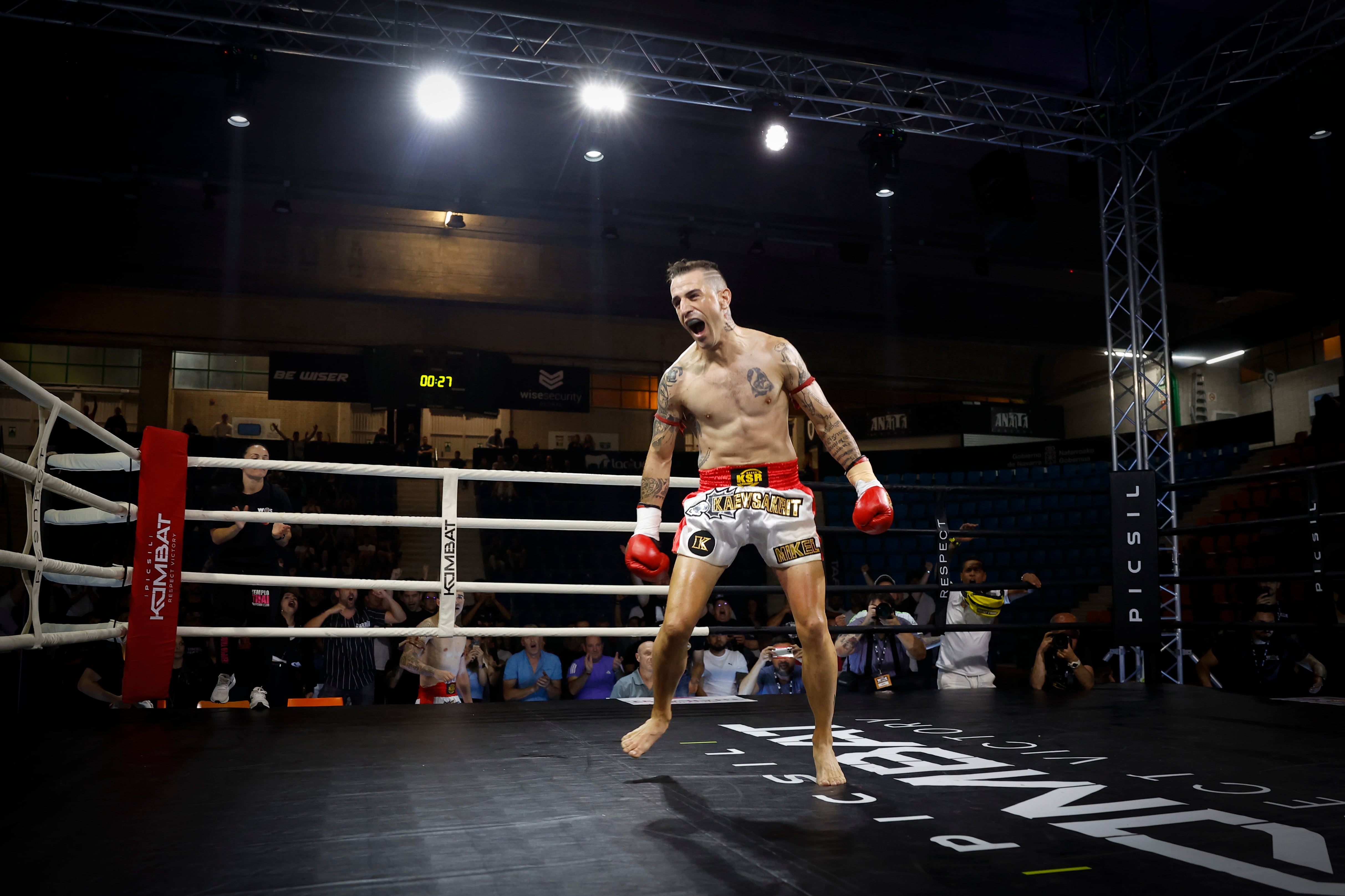 PAMPLONA, 08/06/2025.- El español Mikel Fernández (en la imagen) se ha proclamado campeón del mundo de muay thai en peso súpergallo tras vencer por KO al tailandés Yodudon Phet Anuwuat en la final del campeonato mundial que se ha celebrado esta noche de sábado en el pabellón Anaitasuna de Pamplona. EFE/Villar López