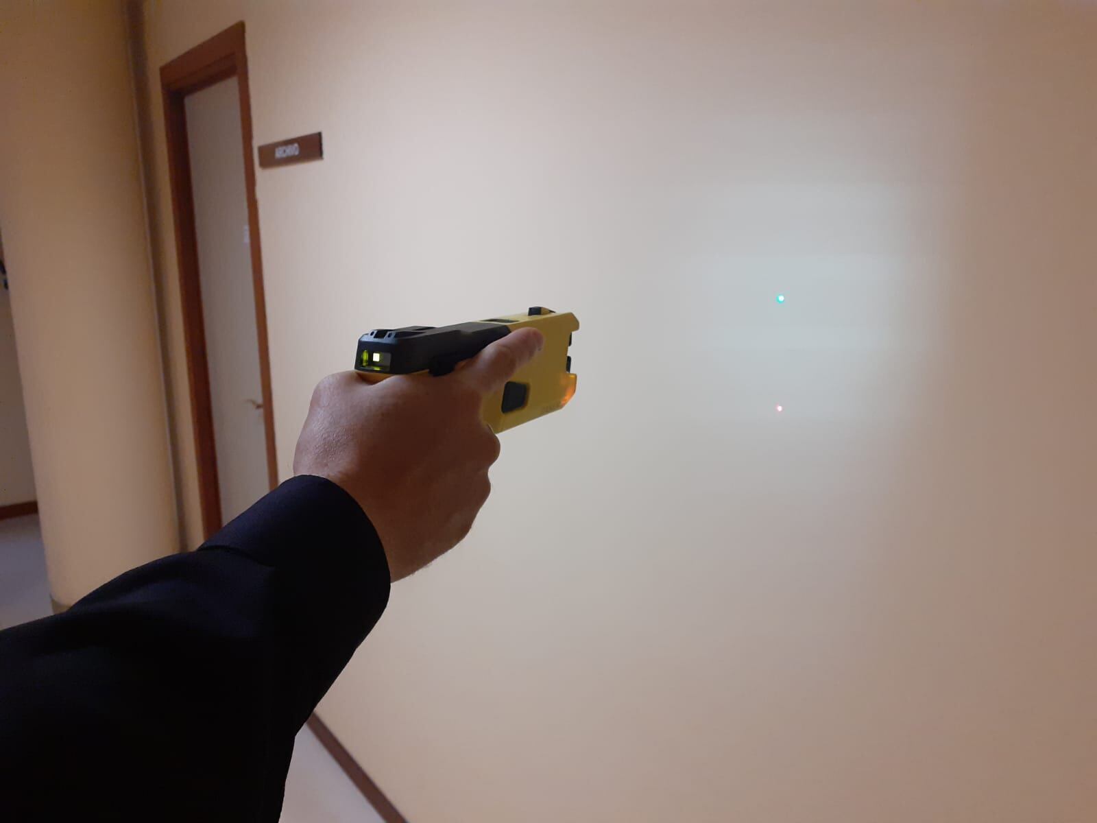 Esta pistola dispara proyectiles que administran una descarga eléctrica a través de un cable