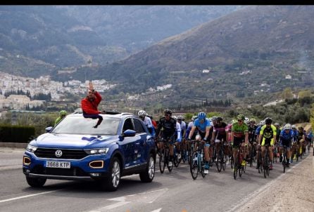 Pedro Palomares en el coche que abre paso a los ciclistas