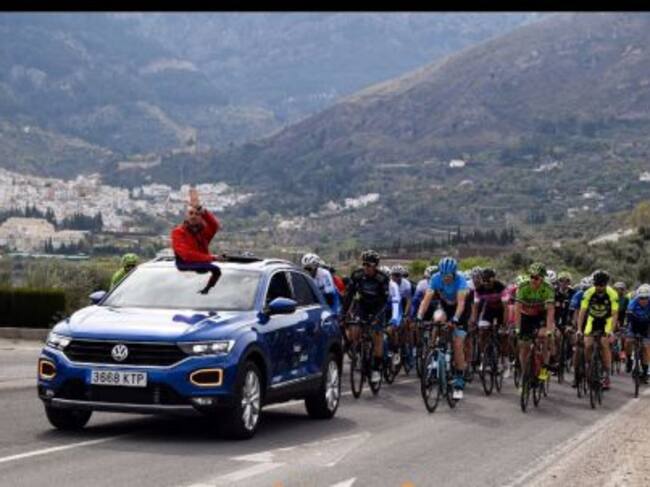 Pedro Palomares en el coche que abre paso a los ciclistas