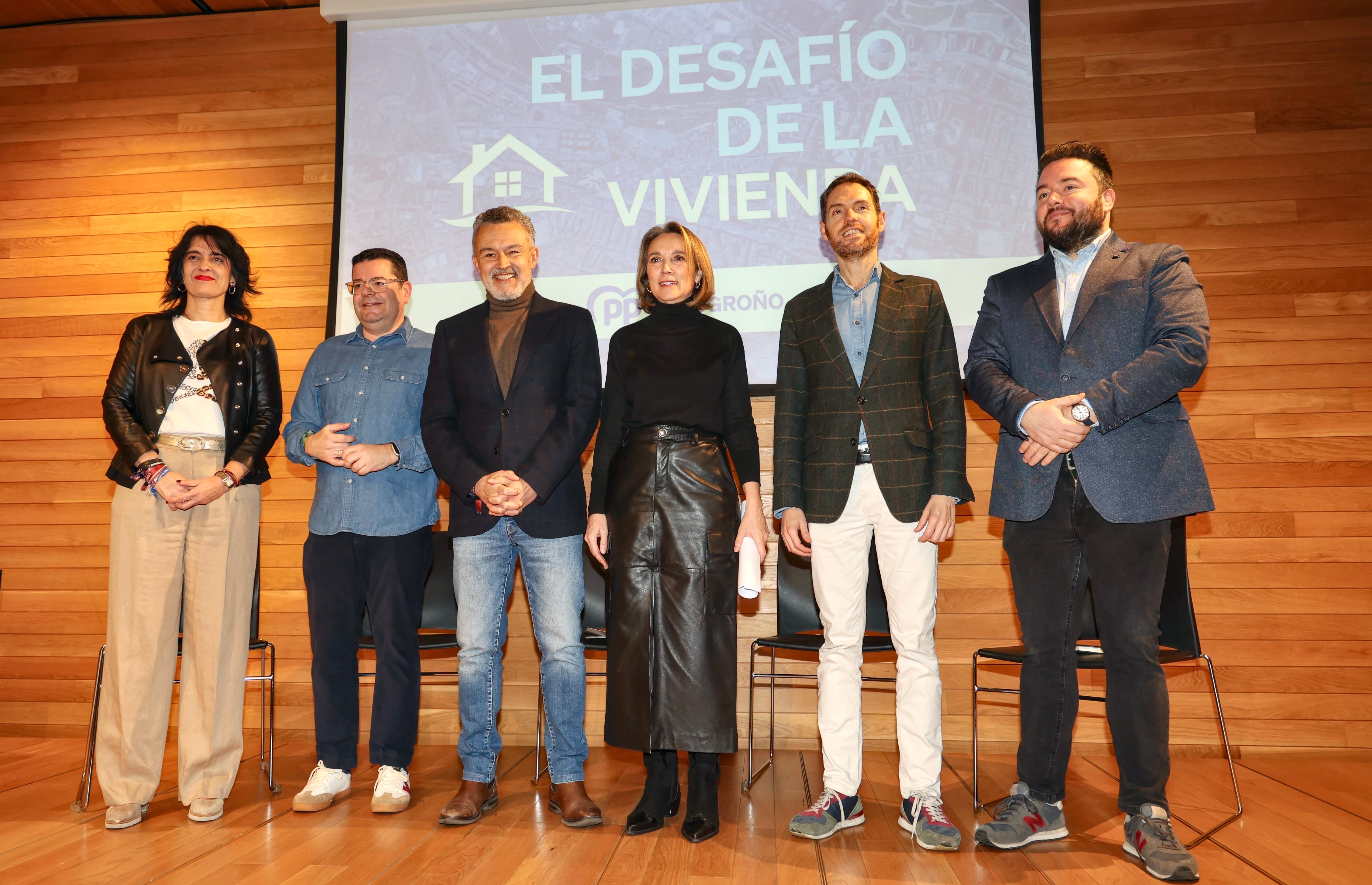 LOGROÑO 31/01/2026.- La vicesecretaria de Regeneración Institucional del Partido Popular, Cuca Gamarra (c), inaugura el Foro de Vivienda organizado, este sábado, por el Partido Popular de Logroño en el que participan el alcalde de Logroño, Conrado Escobar (3i), el diputado nacional y portavoz del PP en la Comisión de Vivienda y Agenda Urbana, Sergio Sayas (2d), y los concejales del Ayuntamiento de Logroño Patricia Sainz (i) e Íñigo López-Araquistáin (d). EFE/Raquel Manzanares