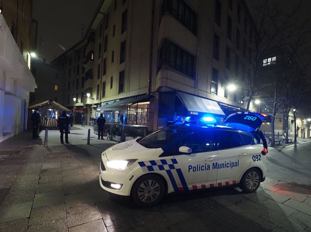 Un coche policial en Valladolid durante el toque de queda