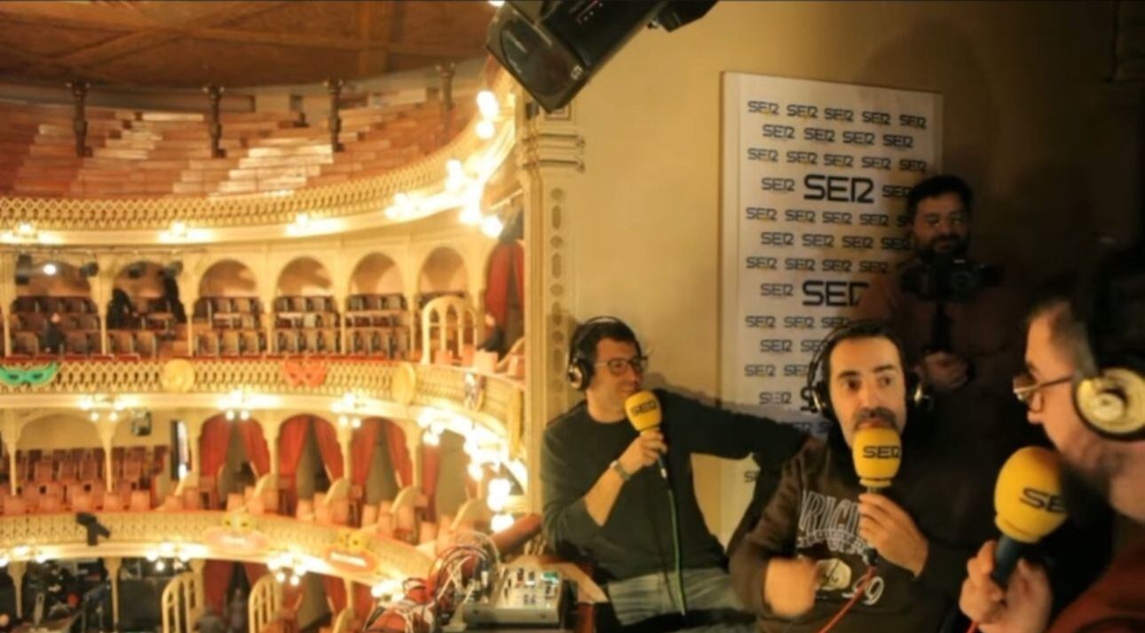 Figue y Manu Sánchez en el palco de Radio Cádiz.