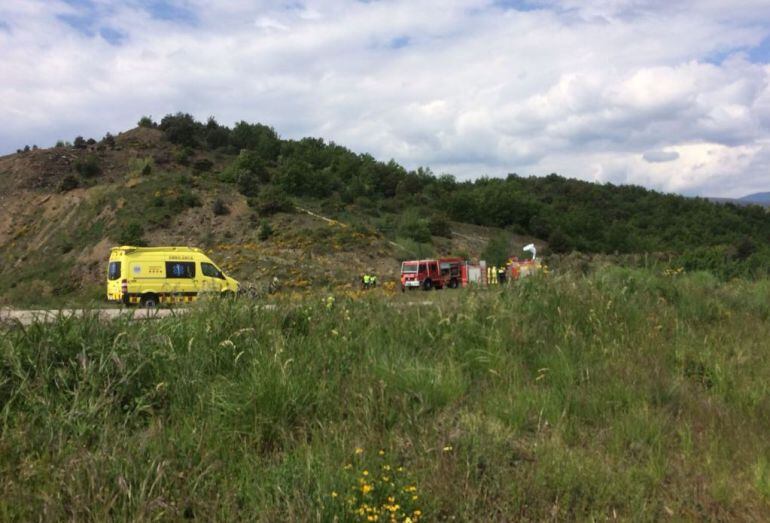 Els efectius de salvament actuant a la zona on ha tingut lloc l'accident d'un ultralleuger prop de l'aeroport de la Seu d'Urgell i que ha causat dos víctimes mortals.