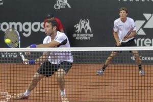 BRA107. SAO PAULO (BRASIL), 28/02/2016.- Los tenistas españoles David Marrero (i) y Pablo Carreño Busta (d) enfrentan a Horacio Zeballos, de Argentina, y Julio Peralta, de Chile, los hoy, domingo 28 de febrero de 2016, durante un partido de dobles por la 