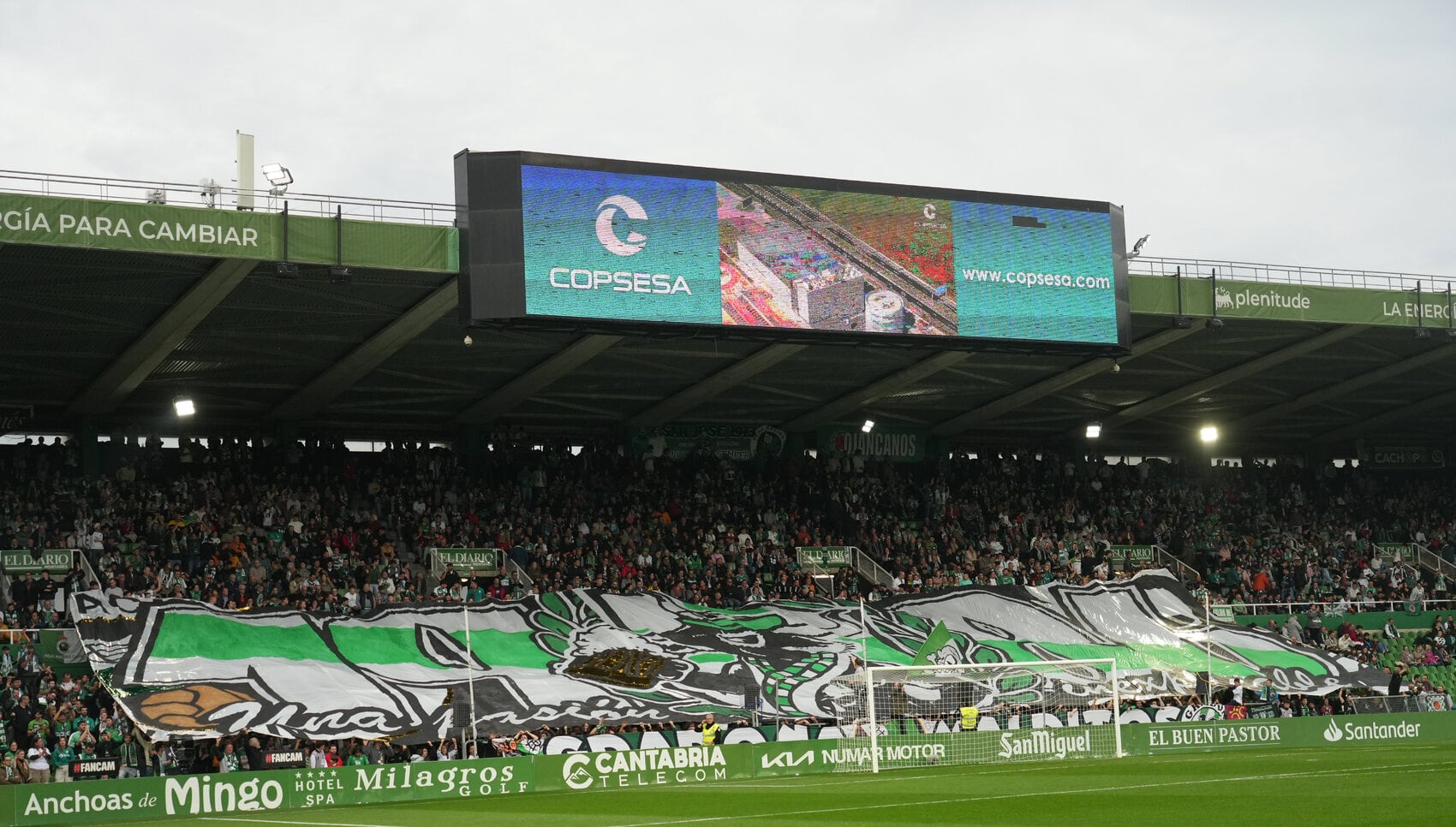 El tifo de la Gradona de los Malditos en el partido disputado en El Sardinero frente al Real Oviedo