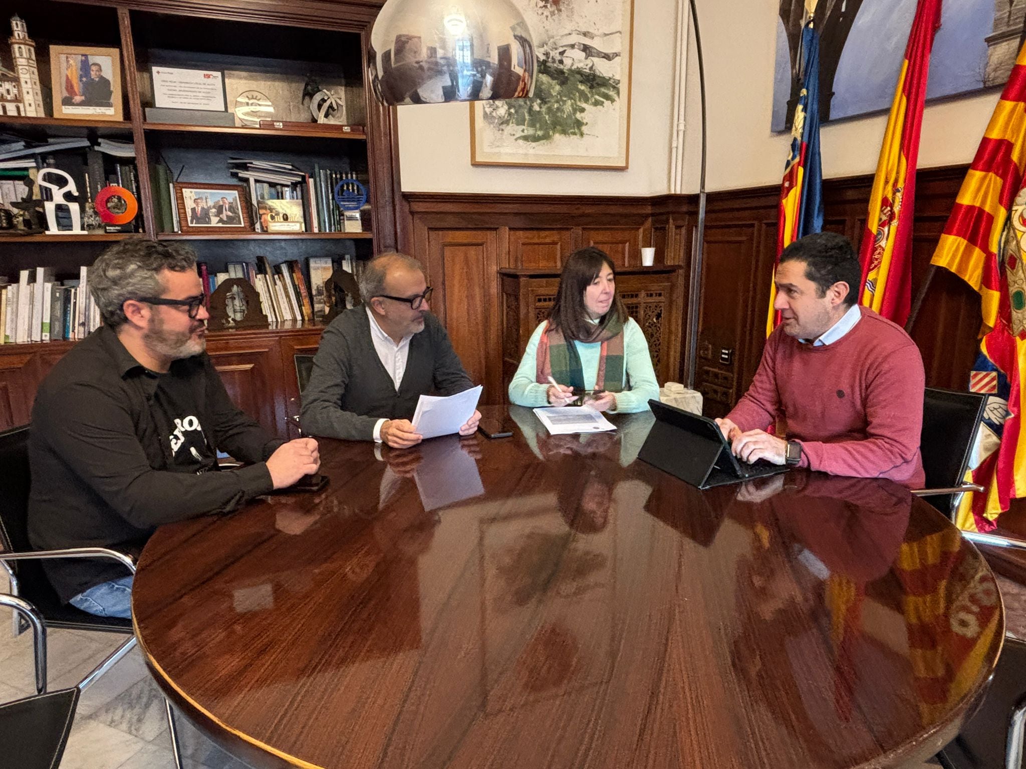 Antonio Francés, alcalde de Alcoy; Teresa Sanjuán, edil de Medio Ambiente, Jordi Martínez, edil de Obras y Servicios y Raül Llopis, edil de Seguridad, en la reunión mantenida este martes para coordinar las acciones a llevar a cabo en los protocolos ante la previsión de bajas temperaturas.