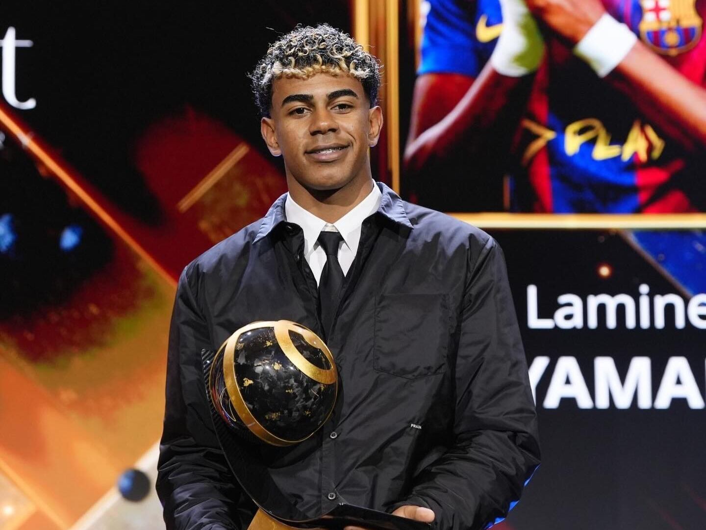Lamine Yamal posa con su premio a mejor delantero del año 2025