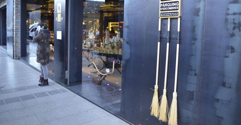 Les escombres de les Bruixes aparcades a la porta de l'administració de Sort.