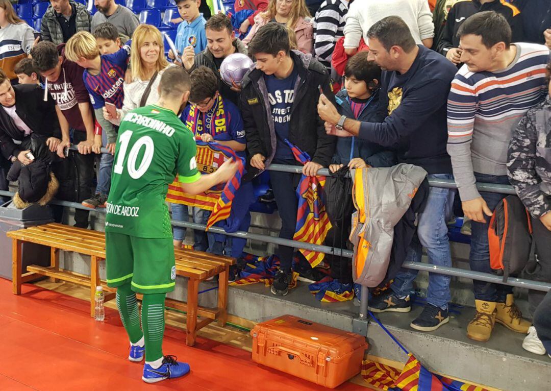 Ricardinho firma autógrafos en el Palau Blaugrana tras el encuentro entre Barça Lassa e Inter Movistar