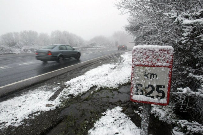 Los coches circulan con mucha precaución en La Cañiza, Pontevedra