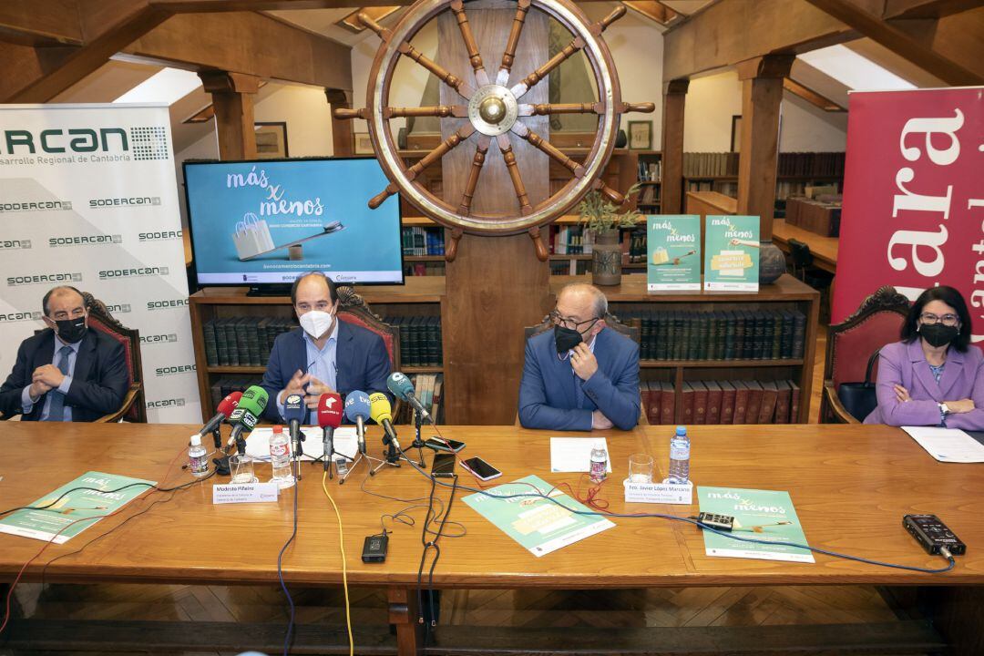 El Consejero De Industria, Turismo, Innovación, Transporte Y Comercio, Javier López Marcano, Acompañado Del Presidente De La Cámara, Modesto Piñeiro, Presenta, En Rueda De Prensa, Los Bonos Para Fomentar El Comercio Minorista De Proximidad.