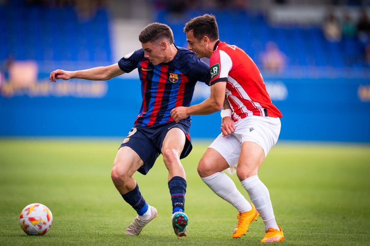 Eudald Vergés trata de arrebatarle la pelota a Roberto Fernández / Barça Atlètic