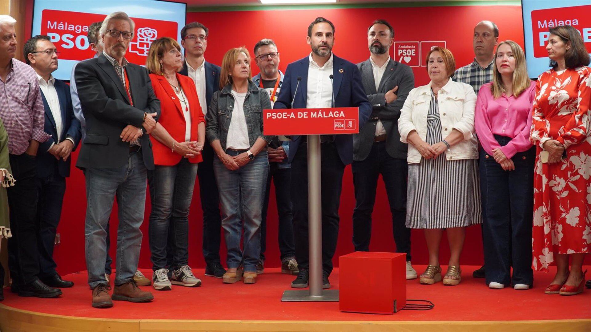 El candidato del PSOE a la Alcaldía de Málaga y también secretario general de los socialistas malagueños, Daniel Pérez, en rueda de prensa tras conocerse los resultados electorales