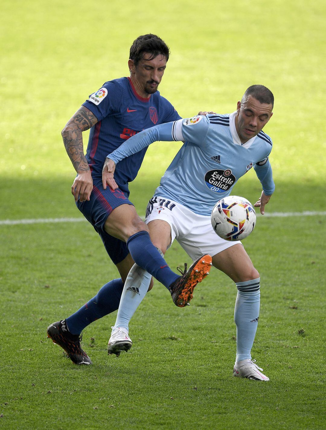 Iago Aspas pugna con Stefan Savic